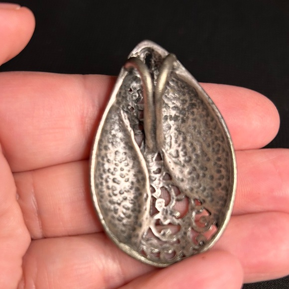 PREMIER DESIGNS Pretty Pewter brooch with delicate swirls. - Picture 4 of 5